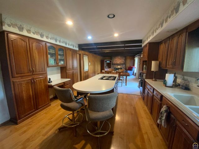 1956 SW Navajo LN, Topeka, KS 66604