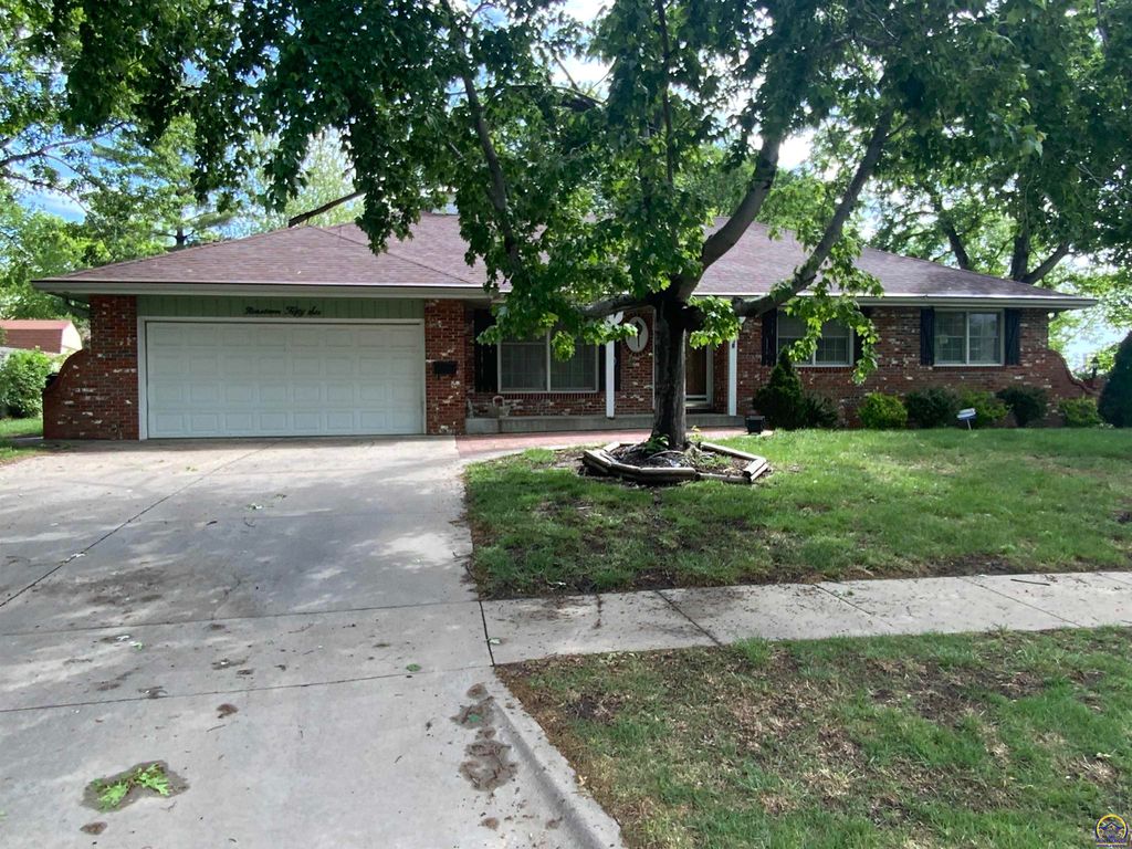 1956 SW Navajo LN, Topeka, KS 66604