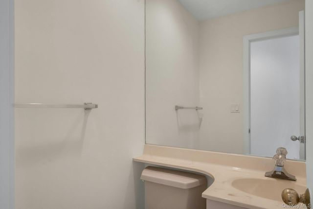 1 Spring Pond Drive 1, Ossining, NY 10562