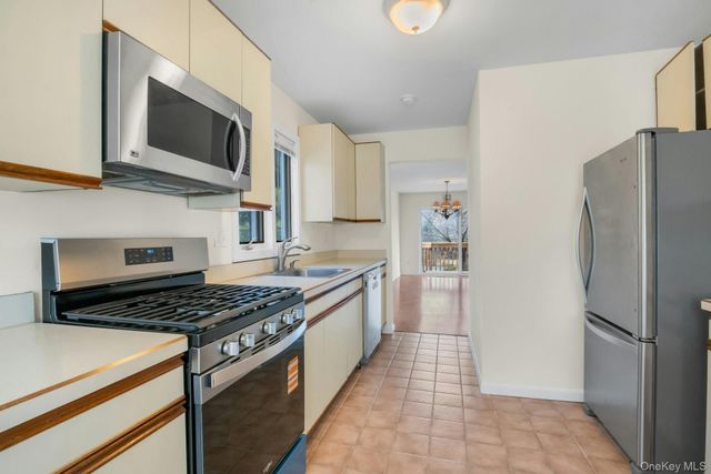 1 Spring Pond Drive 1, Ossining, NY 10562