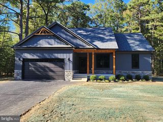 195 N GLEBE RD, Montross, VA 22520