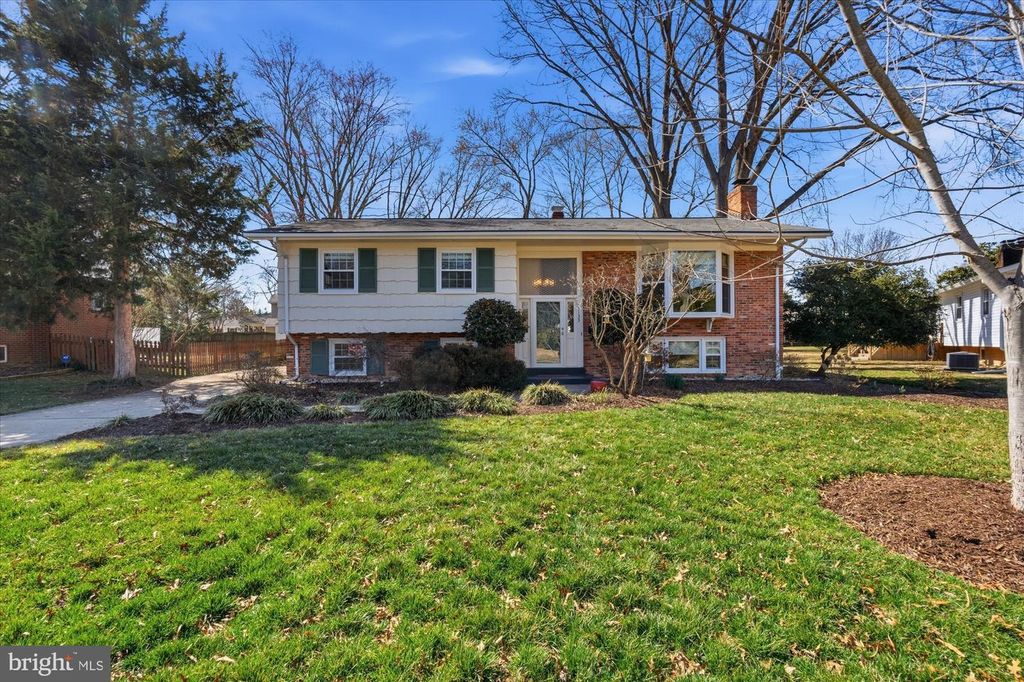 Image 1 of property listing at 1133 ANESBURY LN, Alexandria, VA 22308
