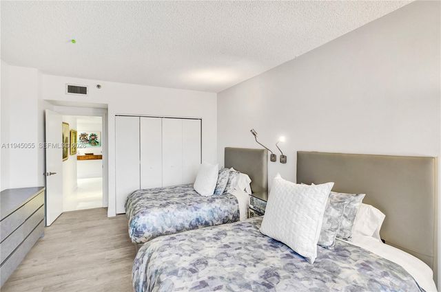 20281 E Country Club Drive 1002, Aventura, FL 33180