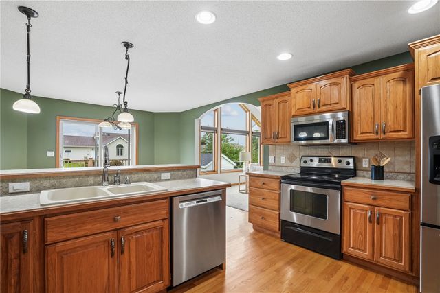 403 Wildflower Dr, Fairfax, IA 52228