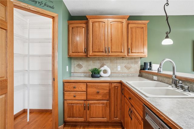 403 Wildflower Dr, Fairfax, IA 52228
