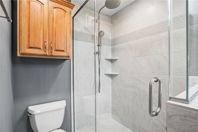 403 Wildflower Dr, Fairfax, IA 52228