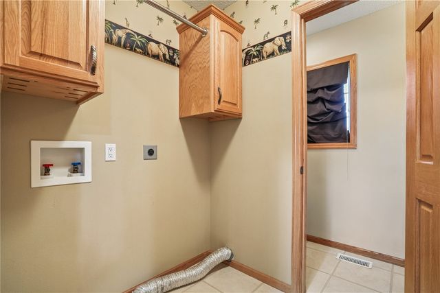 403 Wildflower Dr, Fairfax, IA 52228