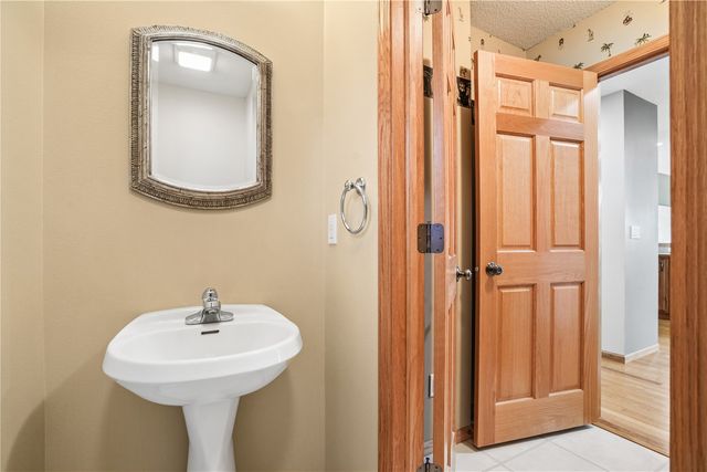 403 Wildflower Dr, Fairfax, IA 52228