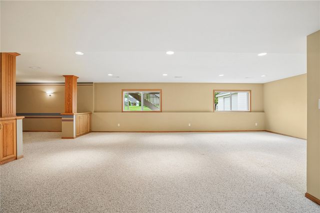 403 Wildflower Dr, Fairfax, IA 52228