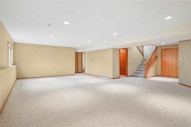 403 Wildflower Dr, Fairfax, IA 52228