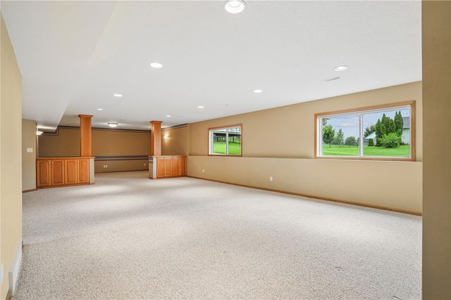 403 Wildflower Dr, Fairfax, IA 52228
