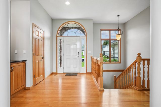 403 Wildflower Dr, Fairfax, IA 52228