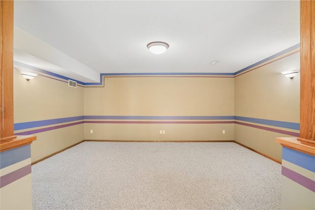 403 Wildflower Dr, Fairfax, IA 52228