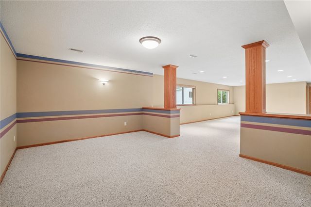403 Wildflower Dr, Fairfax, IA 52228
