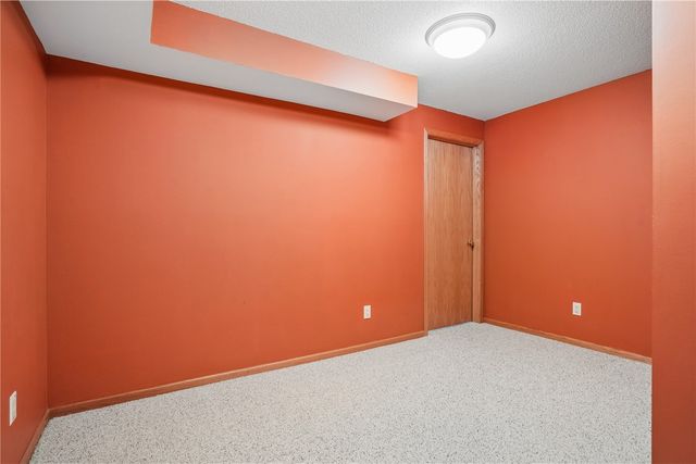 403 Wildflower Dr, Fairfax, IA 52228