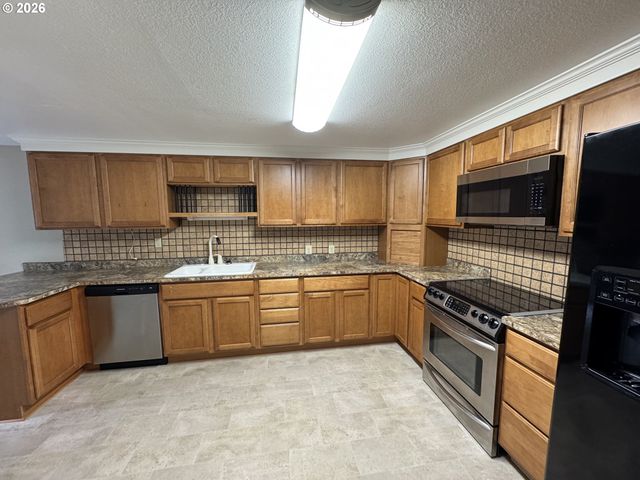 1600 RHODODENDRON Dr 218, Florence, OR 97439