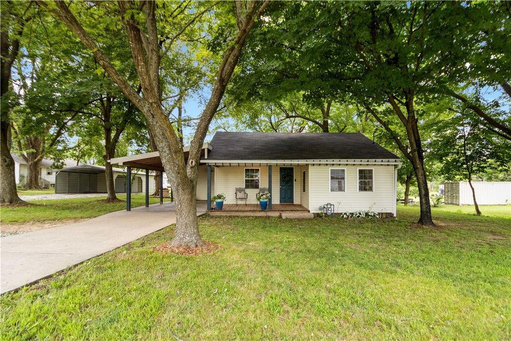 213 N West Avenue, Lincoln, AR 72744