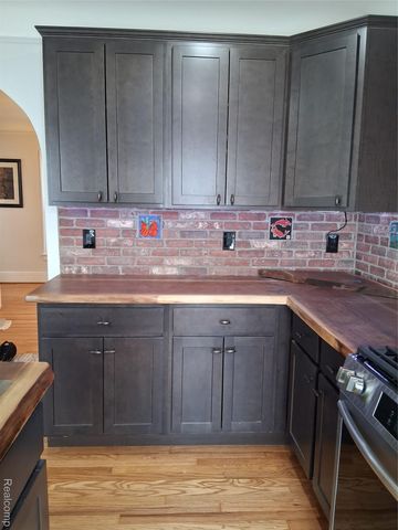 160 Chippewa Road, Pontiac, MI 48341