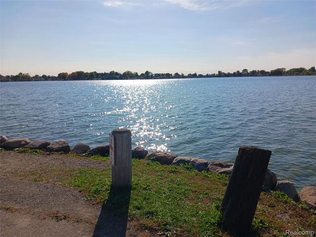 160 Chippewa Road, Pontiac, MI 48341