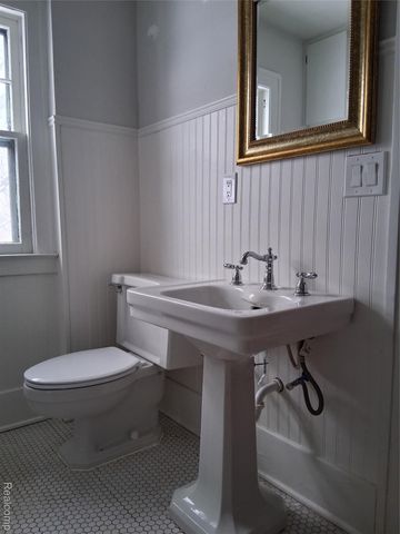 160 Chippewa Road, Pontiac, MI 48341