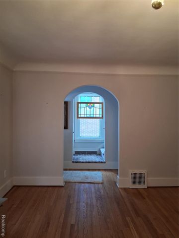 160 Chippewa Road, Pontiac, MI 48341