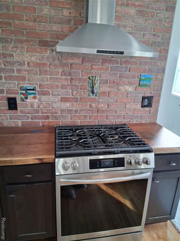 160 Chippewa Road, Pontiac, MI 48341