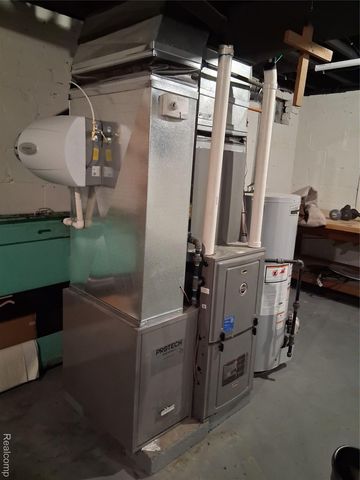 160 Chippewa Road, Pontiac, MI 48341