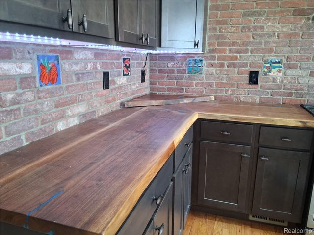 160 Chippewa Road, Pontiac, MI 48341