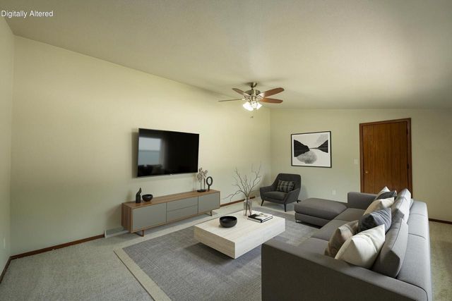 2421 Skyline DRIVE, West Bend, WI 53090