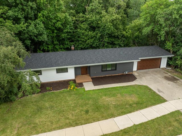 2421 Skyline DRIVE, West Bend, WI 53090