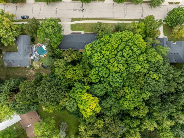 2421 Skyline DRIVE, West Bend, WI 53090