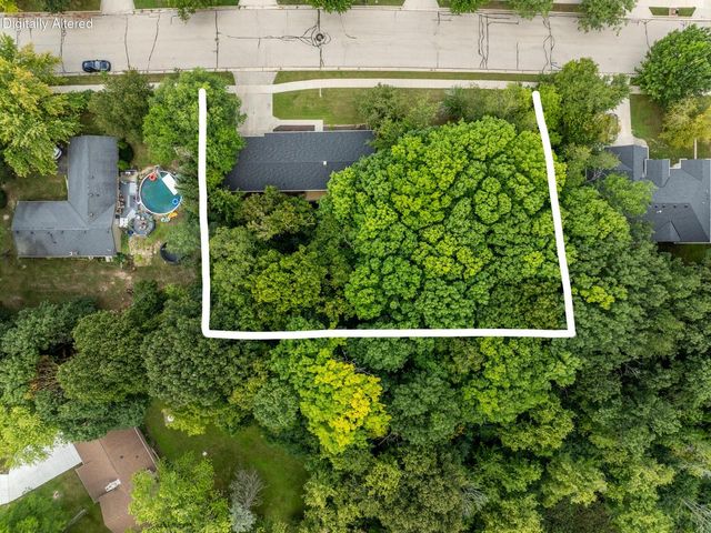 2421 Skyline DRIVE, West Bend, WI 53090