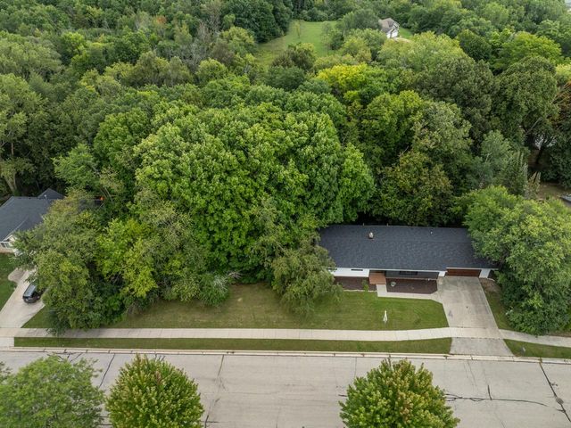 2421 Skyline DRIVE, West Bend, WI 53090