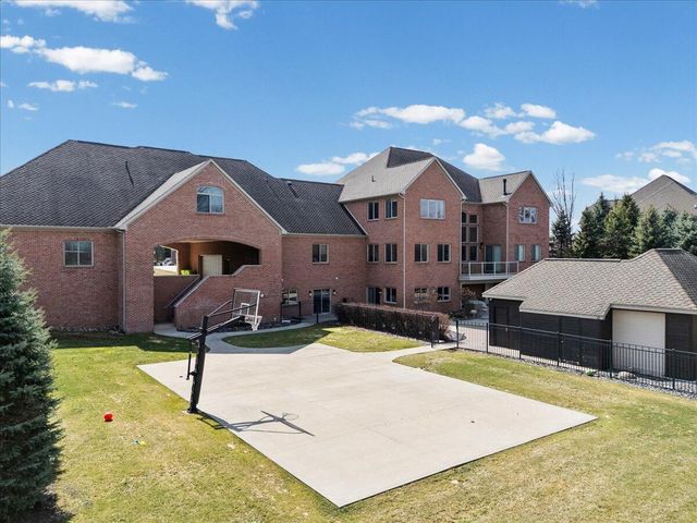 52960 Trailwood Drive, South Lyon, MI 48178