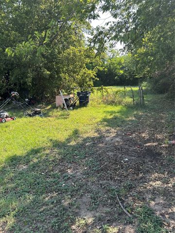 1121 Griggs Avenue, Fort Worth, TX 76105