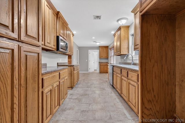 4610 ROLLING MEADOWS Road, Bartlesville, OK 74006