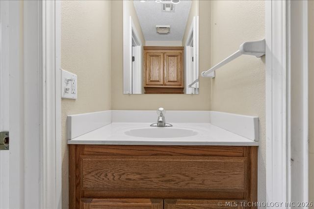 4610 ROLLING MEADOWS Road, Bartlesville, OK 74006