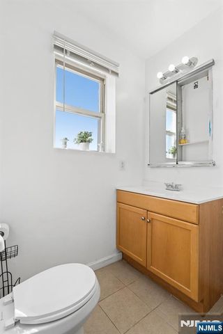 19-31 Lyons 610, Newark, NJ 07112