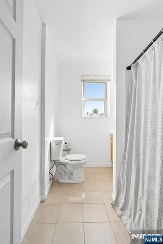 19-31 Lyons 610, Newark, NJ 07112