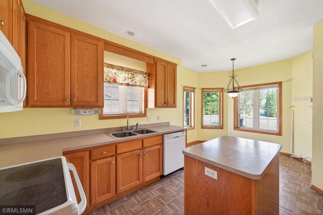 6801 24th Street N, Oakdale, MN 55128