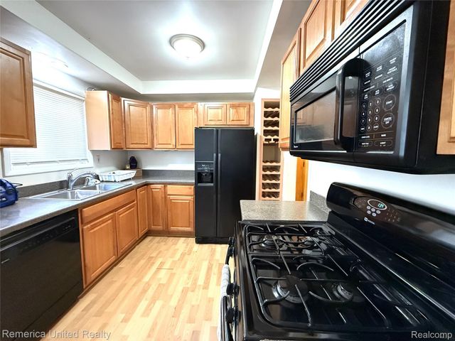 28231 Farmington Road, Farmington Hills, MI 48334