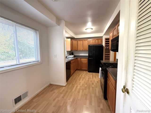 28231 Farmington Road, Farmington Hills, MI 48334