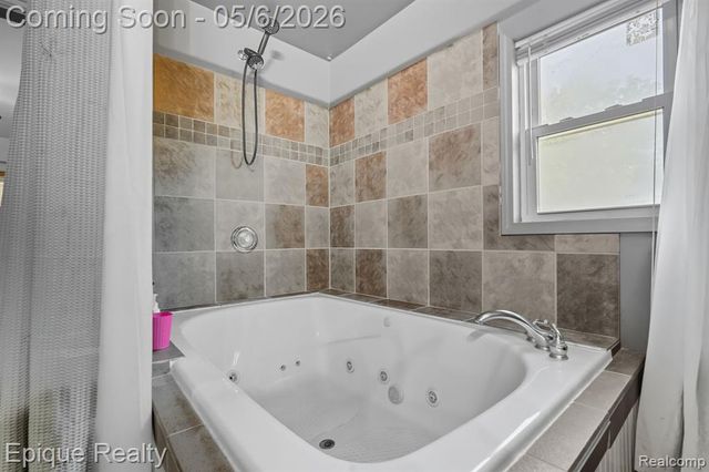8150 Runyan Lake Road, Fenton, MI 48430