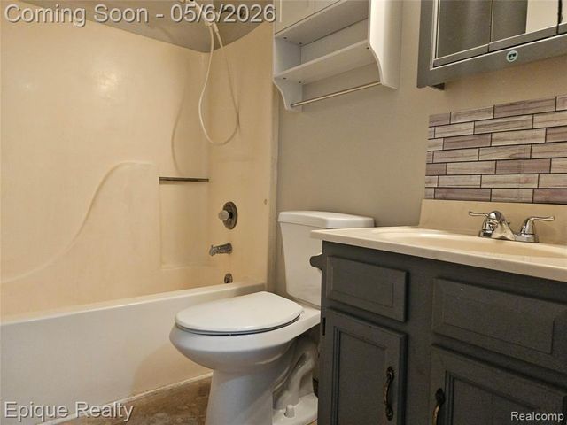 8150 Runyan Lake Road, Fenton, MI 48430