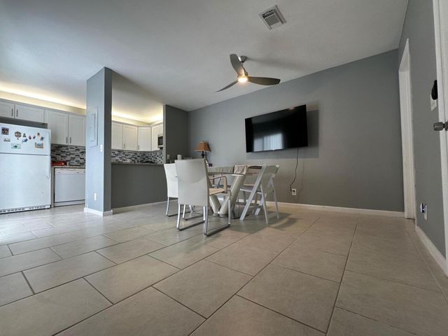 304 Miramar Lane C4, Palm Beach Gardens, FL 33410