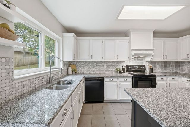 16415 Hillview Pass Dr, San Antonio, TX 78247