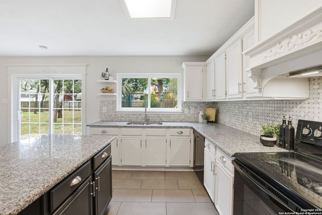 16415 Hillview Pass Dr, San Antonio, TX 78247