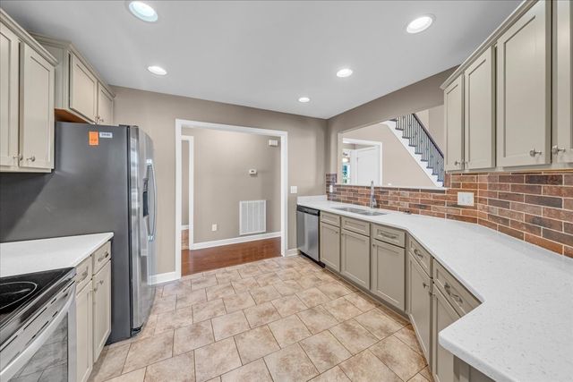228 Heatherwood Dr, Murfreesboro, TN 37129
