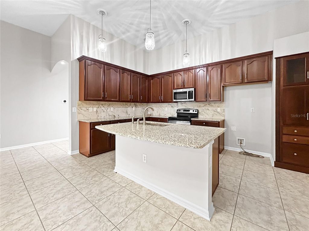 Image 14 of property listing at 8437 WHITE POPLAR DRIVE, Riverview, FL 33578