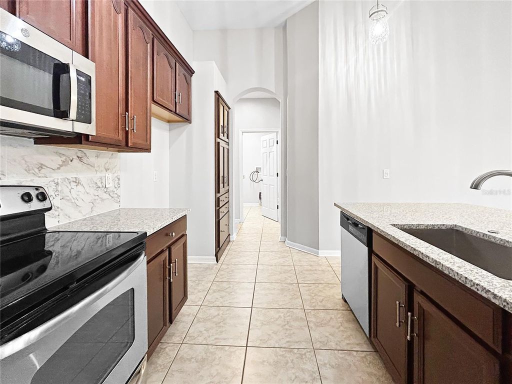 Image 17 of property listing at 8437 WHITE POPLAR DRIVE, Riverview, FL 33578